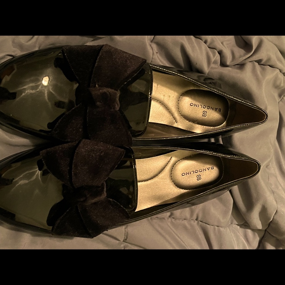 Bandolino black patent size 9 shoes with velvet bow